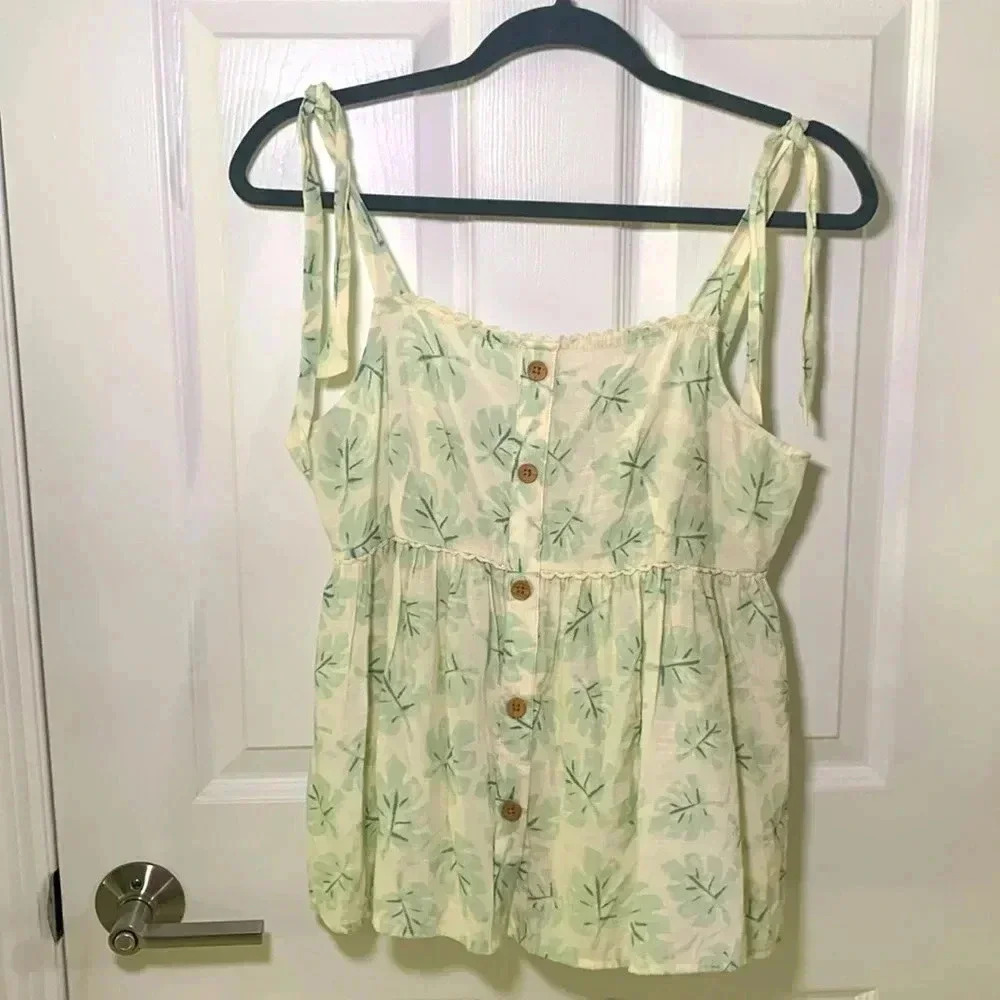 Lauren Conrad floral Boho tank top with button front size medium
